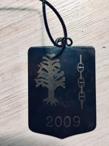 Medalj i blått med Ore vapens tall och kedja samt årtal 2009. Tillverkad av Matts Fällman